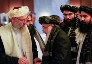 مسوولان طالبان به تازهگی از مردم خواستهاند که پس از این شکایاتشان را در نهاد مربوطه ثبت کنند. وزارت عدلیه حکومت سرپرست طالبان روز شنبه، چهارم جدی، در صفحه توییترش خطاب به اعضای طالبان و مردم، این درخواست را مطرح کرده است. در اعلامیه تذکر یافته است که باید شکایات در مورد هر مسوول اداره یا وزارت در همان نهاد ثبت شود. به باور طالبان، با نشر منفی این انتقادها در رسانههای اجتماعی، افرادی که طالبان به آنان «دشمن» خطاب کردهاند، سوءاستفاده میکنند که در ادامه به جای سودمندی، زیان در پی دارد. آنچه واضح است، این است که طالبان هنوز انتقاد را بر نمیتابند. آنان میخواهند که این انتقادها بیسروصدا شبیه یک شکایت برایشان برسد و همگانی نشود. در شرایطی که حتا فضای انتقاد بر مردم تنگتر شده است، وزارت عدلیه طالبان توقع دارد که افراد شاکی خود به اداره بروند و شکایتشان را علیه یک مسوول آن نهاد ثبت کنند. متاسفانه هیچ روش منطقی برای تضمین مصونیت شکایتکنندهگان نیز پیشنهاد نشده است. هنگامی که همه مسوولان با تفنگ در ادارهها حضور پیدا میکنند، چگونه یک شهروند عادی میتواند به اداره برود و علیه مسوول بلندرتبه تفنگدار شکایت درج کند؟ آن هم در وضعیتی که بیشتر اعضای طالبان به غیر از افراد خودشان به چشم مزدوران حکومت قبلی و افراد مرتد مینگرند. همین اکنون موارد زیادی وجود دارد که مردم از ترس جانشان حتا آن را در حد یک انتقاد مطرح نمیتوانند، چه رسد که آن را به شکل شکایت درج کنند. زمانیکه والی طالبان به جای رسیدهگی به کارهای مردم، نیمه روز در دفتر کارشاش را برای خواب قیلوله (خواب نیمهروزی) اختصاص دهد و دهها نفر پشت دروازه دفترش منتظر میمانند، این شکایت باید در کجا ثبت شود؟ مگر در یک ولایت فرد بلندرتبهتر از والی وجود دارد؟ آیا مقام بلندرتبه طالبان شکایت یک فرد عادی را در برابر خود برمیتابد؟ شبیه این دهها سوال وجود دارد که پیش از درج شکایت، باید به آن پاسخ داده شود. وزارتها و ادارههای محلی پر از این شکایات است که به دلیل هراس از برخوردهای غیراصولی، حتا به شکل یک درد دل مطرح نمیشود. به خصوصی افرادی که با مسوولان طالبان سروکار دارند، بیشتر با این مشکلات روبهرو هستند. مسوولان طالبان بدون درک شرایط و فوریت مساله، اقدامات را متناسب با درک خودشان میسنجند و حرف خودشان را حسن ختام میدانند. آنان حتا در شماری از ولایتها روند کمکرسانی موسسههای کمکرسان بینالمللی که سالها به همان شیوه ادامه داشت را متوقف میکنند، زیرا میگویند که باید مواد کمک شده دوباره آزمایش شود. سپس در یک اقدام ناسنجیده، گندم را برای آزمایش به طب عدلی میفرستند. متاسفانه به این شکایات هیچگاهی رسیدهگی نخواهد شد، مگر اینکه رسانهای شود. متاسفانه طالبان بیشتر مواقع بدون سنجیدن ابعاد مساله، دستور میدهند. هدایت اخیر وزارت عدلیه حکومت سرپرست طالبان نیز بخشی از این مشکلات است. طالبان باید اول بین نهادهای ملکی و نظامی تفاوت قایل شوند. وقتی یک مسوول طالبان در یک نهاد ملکی با سلاح حاضر میشود، نهاد شکل نظامی میگیرد و دست کارمند و فرد عادی حتا برای یک شکایت عادی بسته میشود. در گام دوم، طالبان باید واژه «دشمن» که به کار میبرند را تعریف کنند. کاربرد این واژه ثابت میسازد که طالبان به یک قشری از این جامعه هنوز به چشم دشمن نگاه میکنند که این مساله بهتر است روشن شود. طالبان باید به یاد داشته باشند که در حال حاضر مسوول هستند و باید مسوولانه با مسایل برخورد کنند. در عصر کنونی که ارتباطات مردم را به هم نزدیک کرده است، نمیتوان مانع انتقاد شهروندان شد. اعلامیه اخیر طالبان تنها موردی که را ثابت میکند، این است که طالبان با انتقاد موافق نیستند. آنان این انتقادها را «نشرات منفی» مینامند، در حالیکه یک حکومت براساس همین انتقادها اصلاح میشود. طالبان بهتر است در گام اول طرز فکرشان در مقابل انتقاد را تغییر دهند. سپس برای دریافت شکایات مردم، راه دقیق را مشخص کنند که مصونیت شهروند را تضمین کرده بتواند. محدود کردن مردم و بسته کردن دهانشان هیچگاه به نفع حکومت سرپرست طالبان نیست و نواقص در حکومتداری را بیشتر میسازد.