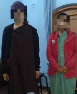 دو تن به جرم سرقت یک باب دوکان جواهرات فروشی در هرات از سوی نیروهای امارت اسلامی بازداشت شدند. به گزارش خبرگزاری وطن۲۴، در خبرنامهای که از سوی فرماندهی امنیه هرات نشر شده است آمده” پرسونل کشفی مدیریت مبارزه با جرایم جنایی فرماندهی امنیه ولایت هرات، در یک عملیات کشفی و هدفمند دو فرد را در پیوند به سرقت یک باب دوکان جوهرات فروشی بازداشت کردهاند.” این افراد از منطقه چارسو، مربوطات ناحیه دوم شهرهرات بطور بالفعل به دام نیروهای امنیتی افتادند. در خبرنامه این نهاد آمده است که از نزد افراد بازداشت شده مقدار جواهرات سرقت شده و دیگر لوازم بدست آمده است. همچنان در این متن ذکر شده افراد بازداشت شده در حال حاضرتحت نظارت نیروهای امارت اسلامی قرار دارند. این در حالی است که نیروهای امارت اسلامی روزانه چندین تن را به جرمهای مختلف در ولایت هرات بازداشت می کنند.