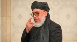 معاون سیاسی وزارت امور خارجه طالبان در یک نشست مردمی در کابل، گفته است که کمکهای بشردوستانه کشورها درد مردم افغانستان را دوا نمیکند و حکومت سرپرست طالبان باید به فکر صادرات به کشورهای دیگر باشد. او همچنان گفته که افغانستان پس از چهل سال و پس از شکست امریکا و کشورهای متحدش، به استقلال خود دست یافته است. شیر محمد عباس استانکزی این اظهارات را روز یکشنبه، پنجم جدی، در یک نشست مردمی در شهر کابل مطرح کرده است. او افزوده است که امریکا و متحدانش افغانستان را در تاریکی شب ترک کردند و حکومت سرپرست طالبان در چهار ماه گذشته به گونه مستقلانه امور خود را پیش برده است. او همچنان خاطرنشان کرده است که نیروهای طالبان بدون دریافت معاش به تأمین امنیت پرداختهاند و باید قدر آنان دانسته شود. معاون سیاسی وزارت امور خارجه حکومت سرپرست طالبان همچنان در مورد آموزش دختران و حقوق زنان نیز ابراز نظر کرده و گفته است که زنان و دختران حق آموزش دارند، اما فرهنگ افغانستان با کشورهای غربی متفاوت است. این در حالی است که با تسلط طالبان بر کابل، زنان به حاشیه رانده شدهاند و به دانشآموزان دختر بالاتر از صنف ششم اجازه حضو به مکاتب داده نشده است. استانکزی خاطرنشان کرده که هر سرباز امریکایی که در افغانستان جنگیده، اکنون با مشکلات روانی و روحی مواجه است. او افزوده: «کشور اکنون آزاد است و برای نخستین بار پس از چهل سال مردم افغانستان آزادانه در مورد سرنوشت خود تصمیم میگیرند.» این اظهارات در حالی مطرح میشود که با روی کار آمدن حکومت سرپرست طالبان میزان گرسنهگی، فقر و وابستهگی به کمکهای خارجی بهشدت افزایش یافته است. پیش از این وزیر امور خارجه طالبان مردم امریکا را ملت بزرگ و عالی توصیف کرده و خواهان تعامل با آن کشور شده بود.