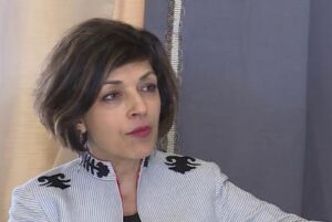 رینا امیری، نماینده ویژه امریکا برای زنان و دختران افغانستان، گفت:«توافق شد تا جهان اسلام باید از حقوق زنان و دختران در افغانستان دفاع کند. سیاست های طالبان که دختران و زنان را از آموزش و کار کردن بدور مانده اند در هیچ کشوری که اکثریت مسلمانان را دارد دیده نمی شود.» در همین حال برخی از دانش آموزان بالاتر از صنف ششم، می گویند که برای رفتن به مکتب لحظه شماری می کنند. صفیه یکی از دانش آموزان صنف یازده مکتب، گفت:«در عید امسال ما منتظر بودیم که امارت اسلامی برای ما مژده آغاز شدن مکتب ها را بدهد اما متاسفانه تا حالا خبری نیست.» از سوی هم برخی از فعالان عرصه حقوق بانوان در افغانستان در این باره دیدگاه های دارند. نویده خراسانی که فعال عرصه حقوق زنان است میگوید:«از هر نشست و تلاشی که بخاطر بازگشایی مکتب های دختران صورت می گیرد استقبال می کنیم؛کشورهای اسلامی تاثیر مستقیم بالای طالبان دارند چون آنان منبع خود دین اسلام را میدانند.» مریم معروف آروین فعال در عرصه حقوق زنان، می گوید:«امید داریم موقف گیری های که در این راستا صورت میگیرند صادقانه در حمایت از زنان افغانستان باشند و باعث فشار عظیم روی گروه حاکم در افغانستان جهت تامین حقوق زنان افغانستان شوند.» بیش از هشت ماه از مسدود ماندن مکتب های دخترانه دوره متوسطه و لیسه می گذرد اما کنون هم تصمیم نهایی در این باره از سوی وزارت معارف اعلام نشده است. ممنوعیت دختران دانش آموز از رفتن به مکتب ها در ماه های پسین واکنش های زیادی را در پی داشته است. در ماه های پسین برخی از کشورها، نهاد های جهانی و برخی از عالمان دین همواره بر رفتن دختران دانش آموز به مکتب های متوسطه و لیسه در افغانستان تاکید ورزیده اند.